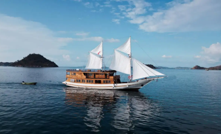 How to Book a Private Boat Charter in Labuan Bajo