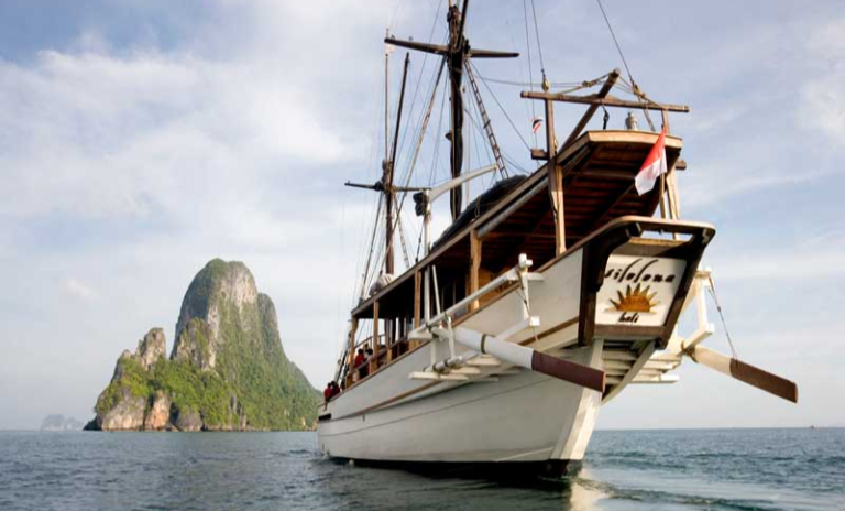 Liveaboard vs Day Trip in Komodo