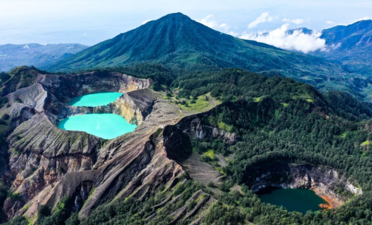 Visiting Kelimutu